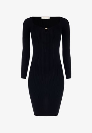 Abito nero a costine con maniche lunghe, silhouette aderente, scollatura quadrata e dettaglio a chiave sul petto, con un accento dorato.