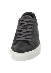 Sneaker in suede grigio con punta tonda, suola in gomma bianca e lacci grigi.Parte superiore testurizzata e design minimalista senza brand visibile.