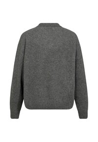 Grå rillestrikket sweater med en afslappet pasform, der har krave og dropped shoulder seams, og som viser et blødt, tekstureret stof.