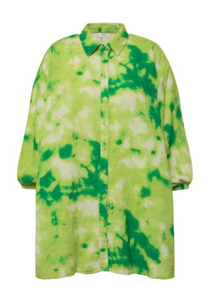 Maglietta green tie-dye con colletto, chiusura a bottoni, silhouette oversize e tessuto testurizzato con diverse sfumature di verde.