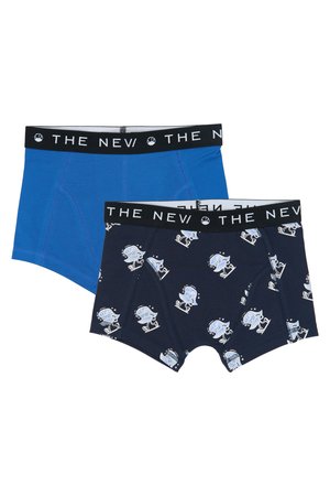 Dwie pary chłopięcych bokserek, jedna w jednolitym niebieskim kolorze, druga granatowa z białym wzorem z kreskówkowym narciarzem, obie z czarnymi elastycznymi pasami w talii z napisem "THE NEW".