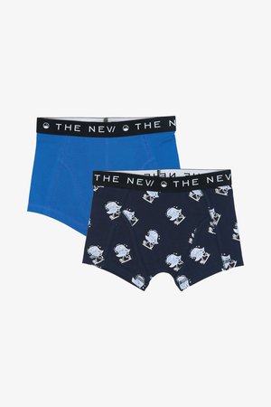 Kaks paari poiste bokserpükse, üks ühtlase sinise tooniga ja teine tumesinine valgete multifilmistiilis suusataja mustriga, mõlemal musta värvi elastse vöökohaga, millel on kiri "THE NEW".