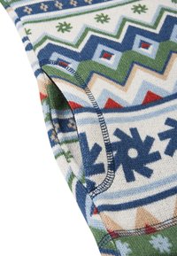 Sweater de malha com base em creme claro e padrões geométricos em azul, verde e vermelho, incluindo flocos de neve e desenhos em zigue-zague.
