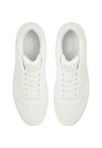 Baskets blanches avec une finition en cuir lisse, des accents texturés, un bout rond et des lacets plats ; comprend le logo sur la languette et la semelle intérieure.