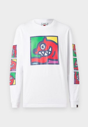 Biały t-shirt z długim rękawem z kolorowymi grafikami przedstawiającymi czerwone stworzenie z ostrymi zębami na przodzie i rękawach, wykonany z bawełny.