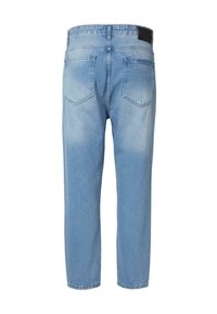 Světle modré denimové džíny s volným střihem, obsahující pět kapes, černou nášivku na pase a vybledlé oblasti pro texturu.