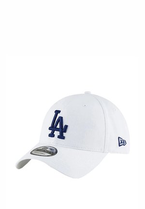 Weißes Baseballcap mit einem blauen "LA"-Logo, das auf die Vorderseite gestickt ist. Verfügt über einen gebogenen Schirm und ein dezentes hexagonales Muster auf dem Stoff.