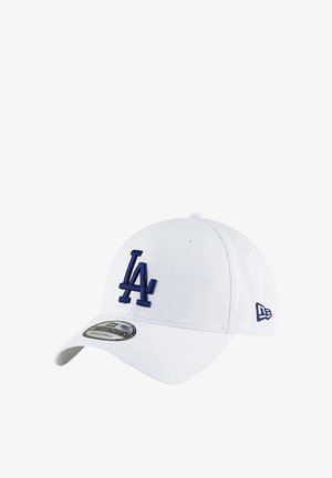 Weißes Baseballcap mit einem blauen "LA"-Logo, das auf die Vorderseite gestickt ist. Verfügt über einen gebogenen Schirm und ein dezentes hexagonales Muster auf dem Stoff.