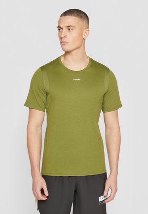 Camiseta deportiva de color verde olivo con mangas cortas, cuello redondo, acentos texturizados en los hombros y un pequeño logotipo blanco de Puma en el pecho.