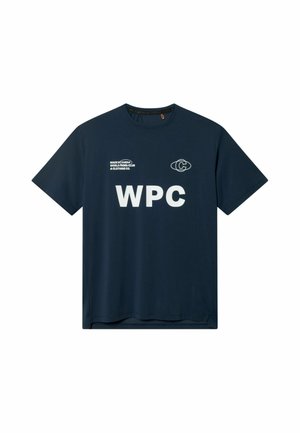 Marineblaues T-Shirt mit kurzen Ärmeln, weißen "WPC"-Buchstaben, einem kleinen Logo und dem Schriftzug "MADE BY CUERA WORLD PADEL CLUB & CLOTHING CO."