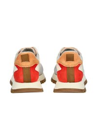 Turnschuhe mit grauem Stoff und Akzenten aus orangefarbenem, rotem und braunem Wildleder. Sie verfügen über eine Gummisohle und einen gepolsterten Kragen für Komfort und eine gute Passform.