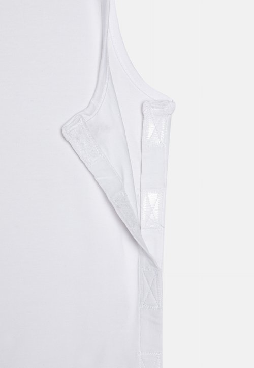 Top bianco senza maniche realizzato in cotone morbido, con scollatura a coste e spalline texturizzate a contrasto con un motivo a punto X.