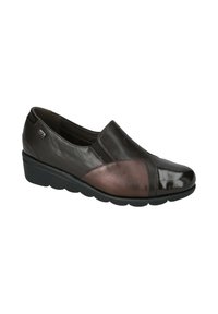 Scarpe slip-on marroni scuri che presentano un mix di texture in pelle lucida e opaca, con punta arrotondata e suola a zeppa bassa.