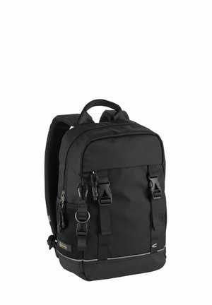 Sac à dos compact noir avec des bretelles rembourrées, des fermetures à boucle à l'avant, une poche en mesh sur le côté et une poignée sur le dessus, sur fond blanc.