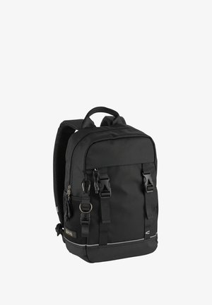 Schwarzer kompakter Rucksack mit gepolsterten Trägern, vorderen Schnallenverschluss, seitlichem Netzfach und Obergriff vor einem weißen Hintergrund.
