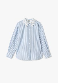Camicia a maniche lunghe a righe blu e bianche con grande colletto in pizzo, chiusura con bottoni e maniche con polsini, caratterizzata da un design a vestibilità ampia.