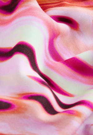 Satin tyg med virvlande mönster i rosa, lavendel och krämfärgad. Slät textur med varierande nyanser som skapar en flytande design.