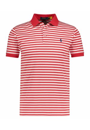 Polo à manches courtes rayé horizontalement rouge et blanc avec col rouge et logo bleu brodé sur le côté gauche de la poitrine.