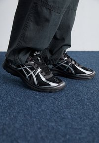 Unselected, black/pure silver