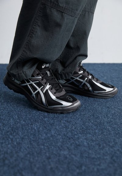 JOG 100S UNISEX - Baskets basses - black/pure silver