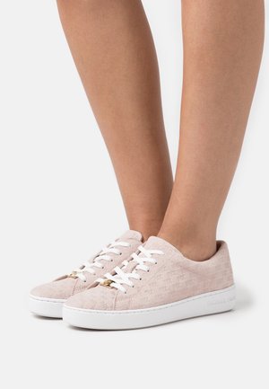 Sneakers in suede rosa con lacci bianchi e un motivo testurizzato. Presentano una suola piatta bianca e dettagli in hardware dorato sulla parte anteriore.