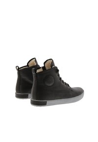 Černé kožené kotníkové boty s texturovaným povrchem a kontrastní šedou gumovou podrážkou. Obsahují měkkou podšívku a kulatý logo detail na patě.