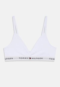 Białe trójkątne biustonosze z cienkimi ramiączkami i logo na pasku dolnym, przedstawiającym "TOMMY HILFIGER" w kolorze czarnym, niebieskim i czerwonym. Gładka tekstura.