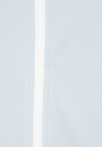 Stof de culoare albastru deschis, cu o textură netedă, având o cusătură verticală albă proeminentă. Design simplu, fără modele sau detalii suplimentare.