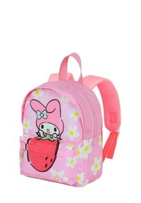 Sac à dos rose avec un personnage de dessin animé, des motifs floraux et une poche avant en forme de fraise. Bretelles texturées et fermeture éclair.