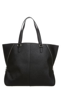 Sac cabas en cuir noir avec deux bretelles et des fermetures éclair argentées diagonales de chaque côté, texture lisse et design minimaliste.