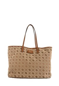 Beige tote taske med brun monogrammønster, læderdetaljer og dobbelte skulderstropper. Har en logoplade foran. Rumlig og struktureret.