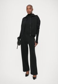 Zadig & Voltaire MILLY ZIP  - Majica s kapuljačom i patentnim zatvaračem - black