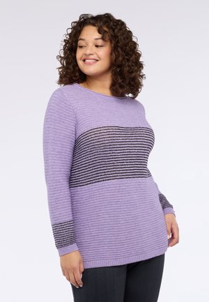 Syrenfarvet striktrøje med en horisontal sort-hvid stribet bånd på tværs af brystet. Lange ærmer med stribede detaljer på manchetterne.