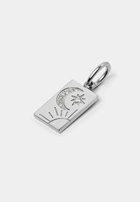 Pendente d'argento di forma rettangolare, con un design inciso di luna e sole, impreziosito da strass trasparenti e un'attaccatura ad anello.