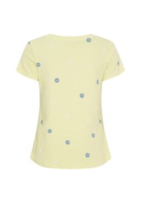 Gul kortærmet T-shirt med en afslappet pasform, der har hvide og blå blomstertryk spredt over stoffet. Blød tekstur.