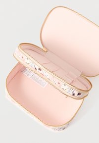 Τσάντα καλλυντικών με φερμουάρ σε απαλό ροζ ύφασμα με λουλουδάτο σχέδιο, χρυσό φερμουάρ και εσωτερικό διαμέρισμα με ελαστικές λωρίδες για οργάνωση.