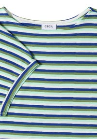Camisa a rayas con franjas horizontales verdes, azules, blancas y menta, con cuello redondo y etiqueta de marca blanca "CECIL" en el interior.