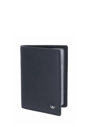 Portefeuille noir en cuir bifold partiellement ouvert, montrant des emplacements transparents pour cartes à l’intérieur, avec un petit logo argenté dans le coin inférieur droit.