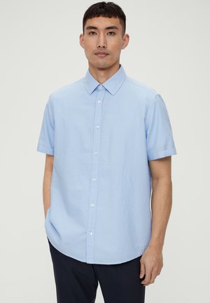 Korte mouwen, lichtblauw shirt met subtiele textuur, met knoopsluiting en een afgeronde zoom. Voorzien van witte knopen en een casual pasvorm.