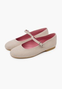 Beige Ballettschuhe aus einem strukturierten Stoff-Obermaterial, mit runder Zehenpartie und verstellbarem Riemen mit Metallverschluss, rosa Innenfutter und flacher Sohle.