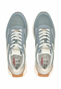 Un paio di sneakers s.Oliver blu chiaro e bianche con lacci bianchi e suole beige, viste dall'alto su uno sfondo bianco.