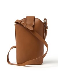 Borsa a tracolla in pelle marrone con forma arrotondata, tracolla regolabile e chiusura a patta. Texture liscia e dettagli in metallo dorato.