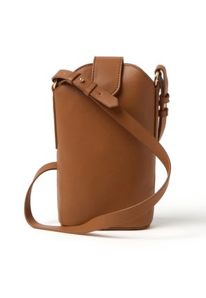 Borsa a tracolla in pelle marrone con forma arrotondata, tracolla regolabile e chiusura a patta. Texture liscia e dettagli in metallo dorato.