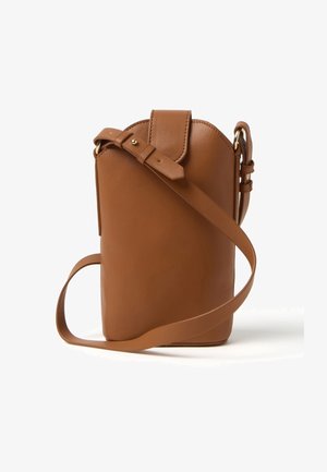 Borsa a tracolla in pelle marrone con forma arrotondata, tracolla regolabile e chiusura a patta. Texture liscia e dettagli in metallo dorato.