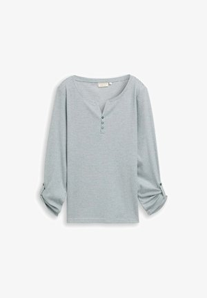 Langärmliges Henley-Shirt in Hellblau mit horizontalen Streifen, drei Knöpfen am Halsausschnitt und hochgekrempelten Ärmeln mit Knopfdetails.