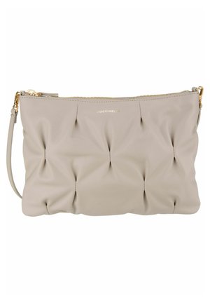Pochette en cuir souple beige avec fermeture éclair dorée, petite sangle pour le poignet et design plissé subtil à l'avant.