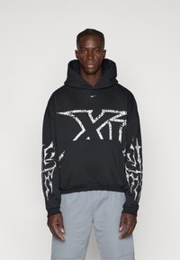 Μαύρη φούτερ μπλούζα από βαμβάκι με μπροστινή τσέπη καγκουρό. Διαθέτει λευκά γραφικά σχέδια στα μανίκια και στο στήθος. Ρυθμιζόμενη κουκούλα με κορδόνι.