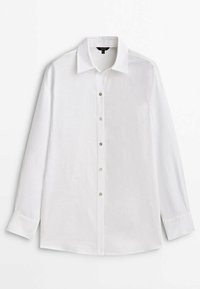 Camicia bianca a maniche lunghe con colletto a punta e polsini con bottoni, distesa su uno sfondo bianco.