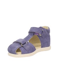 Paarse suede sandaal met open teen, verstelbare banden en een witte rubberen zool. Heeft uitsneden in het ontwerp en metalen accenten voor de sluiting.