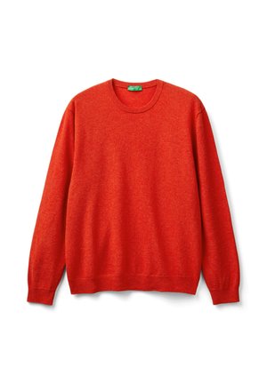 Leuchtend roter Rundhals-Pullover mit langen Ärmeln, gerippten Bündchen und Saum, flach auf einem weißen Hintergrund präsentiert.